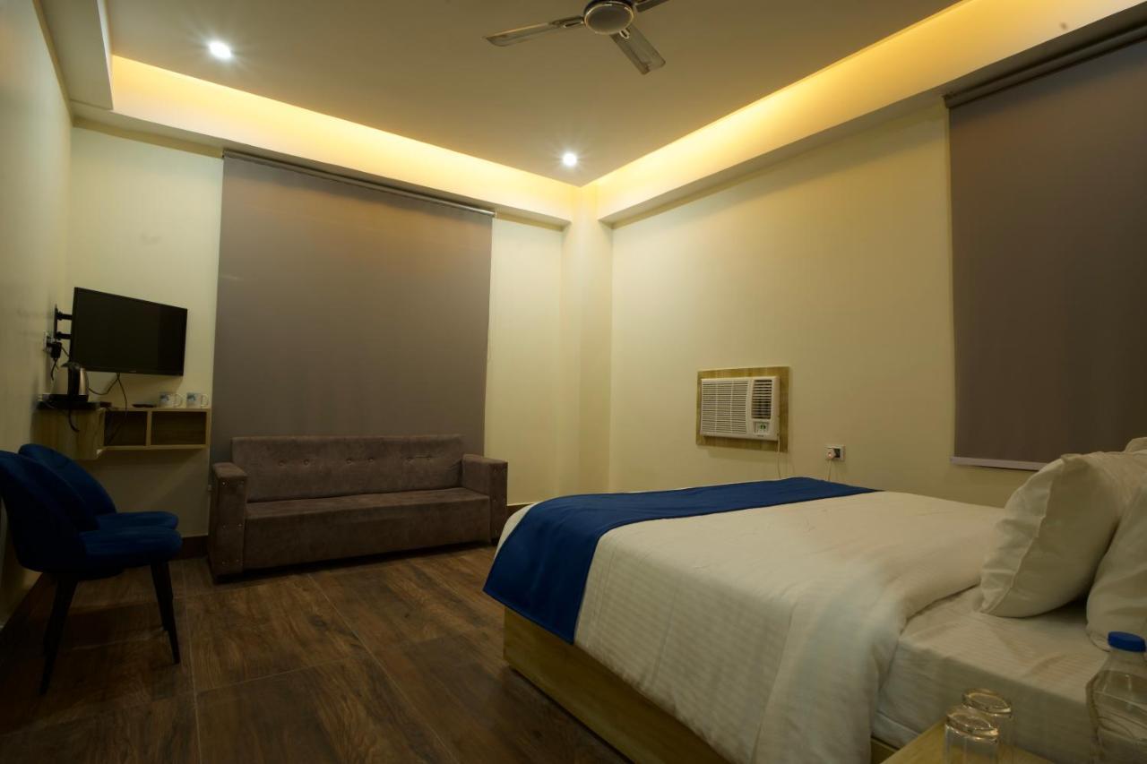 Dolphin Club Otel Chinhat Dış mekan fotoğraf