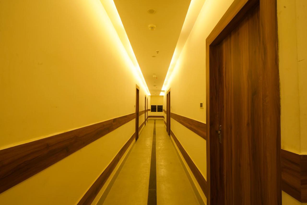 Dolphin Club Otel Chinhat Dış mekan fotoğraf