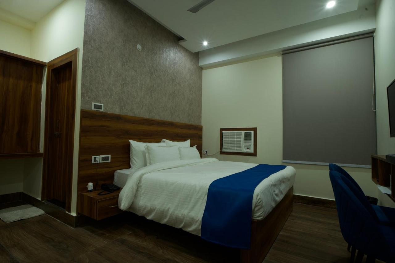 Dolphin Club Otel Chinhat Dış mekan fotoğraf