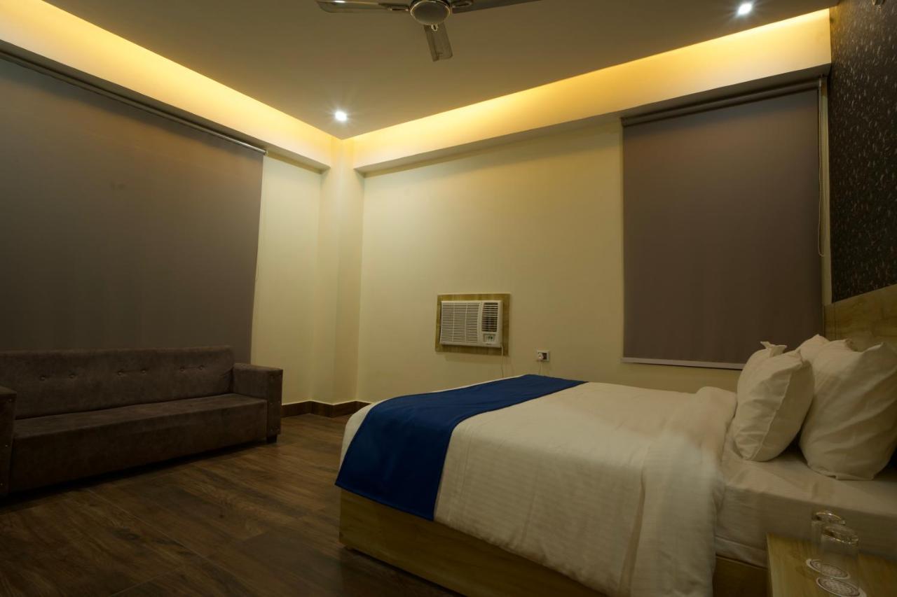 Dolphin Club Otel Chinhat Dış mekan fotoğraf
