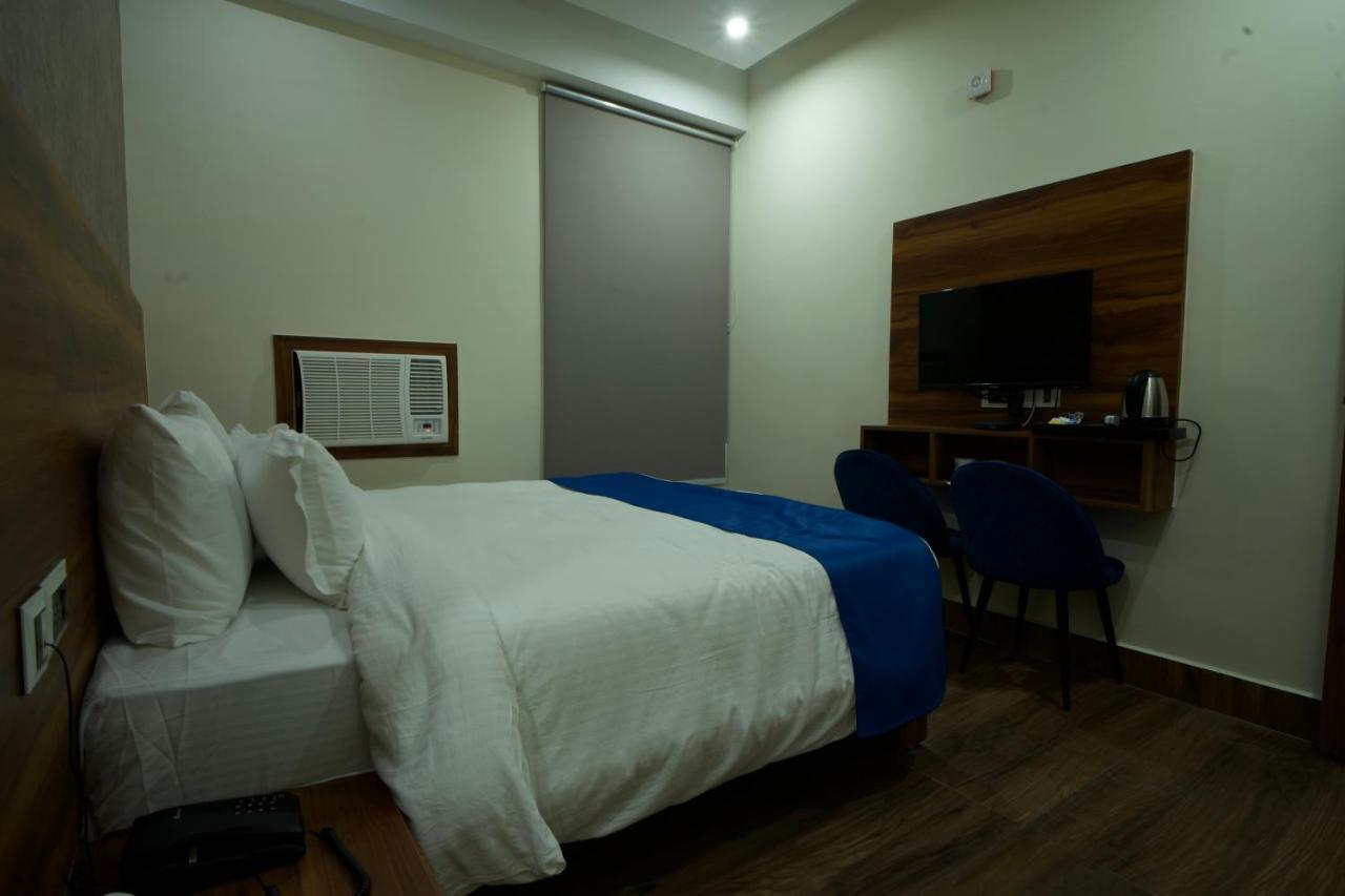 Dolphin Club Otel Chinhat Dış mekan fotoğraf