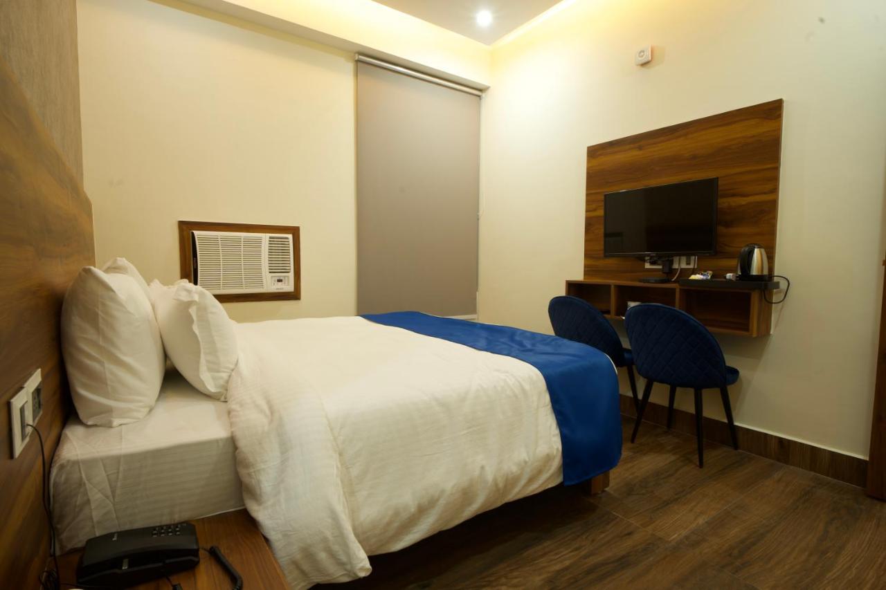 Dolphin Club Otel Chinhat Dış mekan fotoğraf
