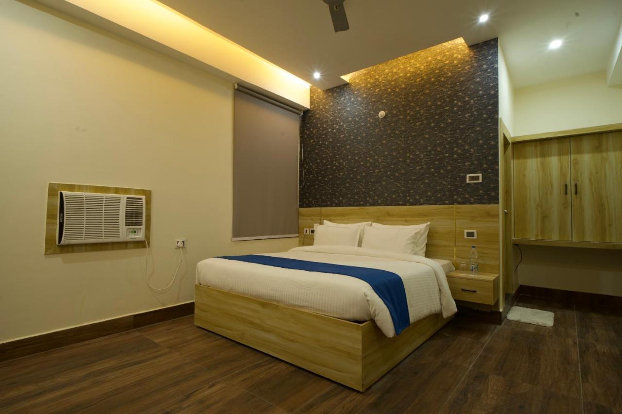 Dolphin Club Otel Chinhat Dış mekan fotoğraf