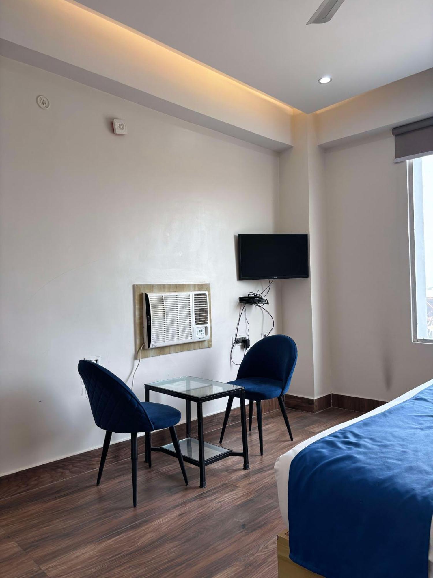 Dolphin Club Otel Chinhat Dış mekan fotoğraf