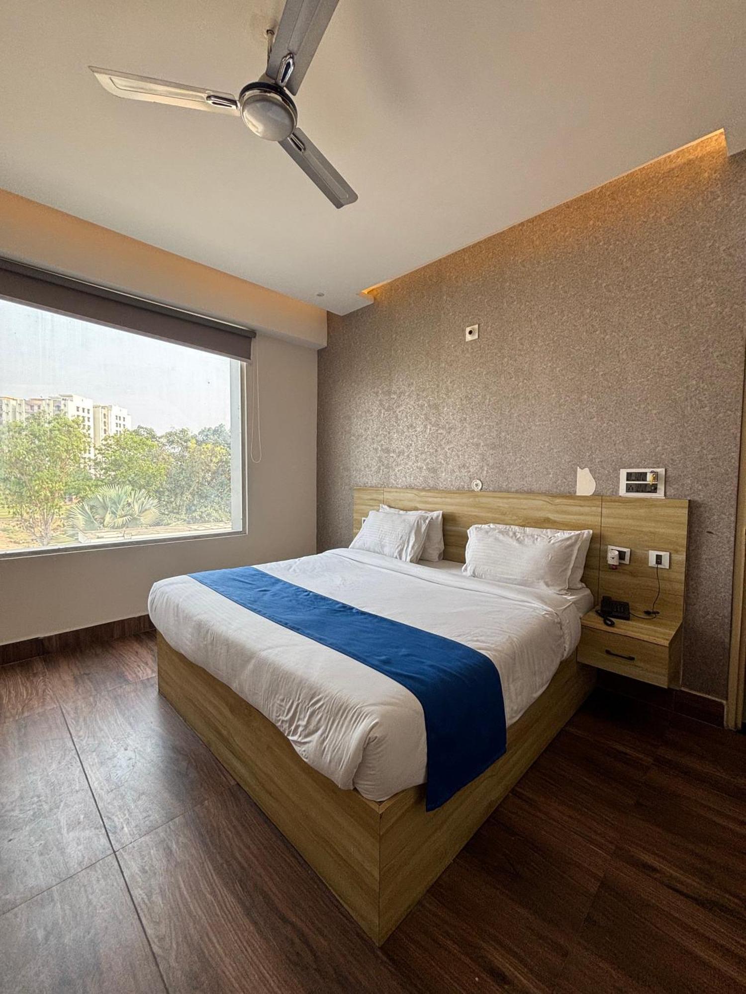 Dolphin Club Otel Chinhat Dış mekan fotoğraf