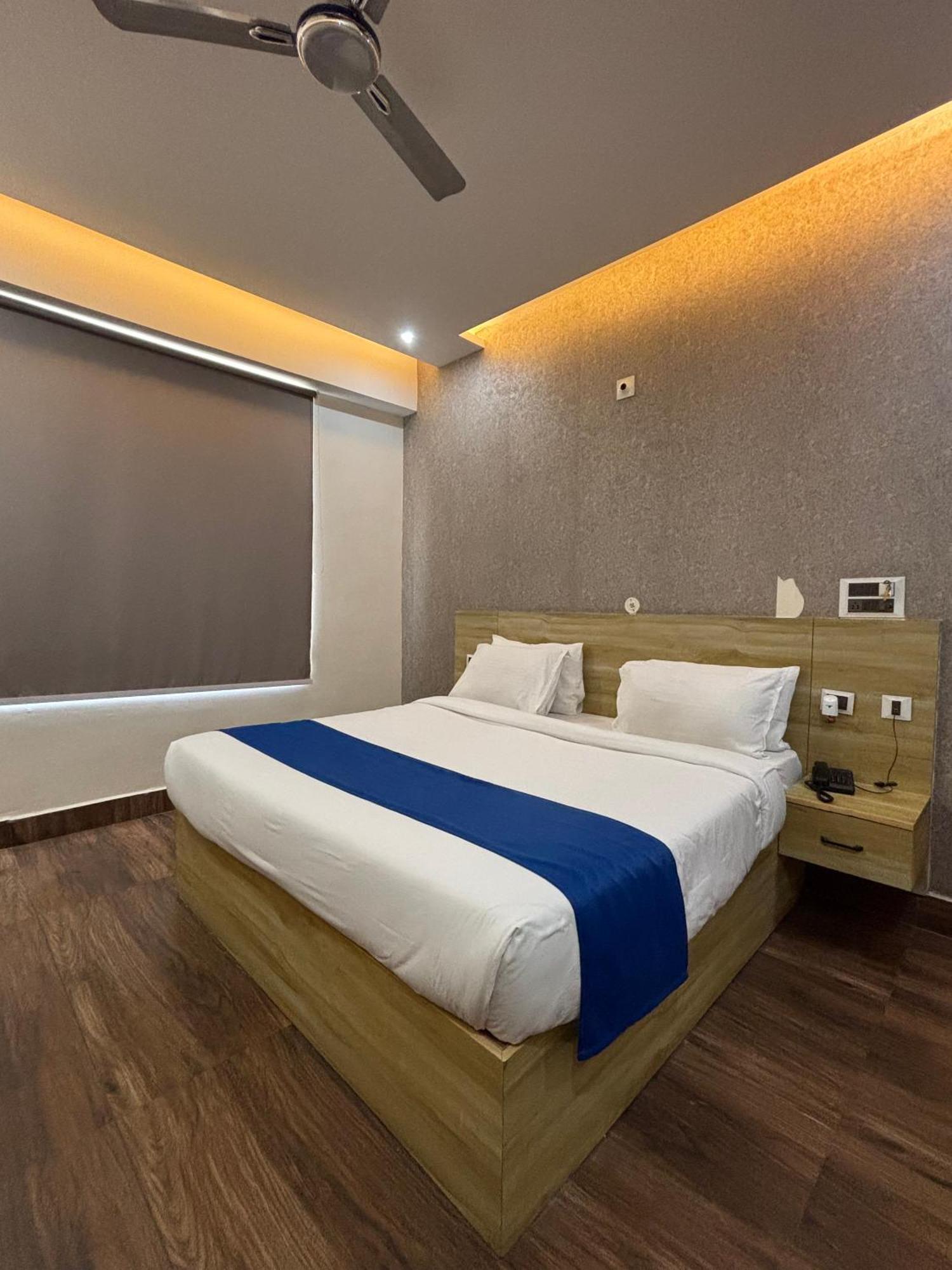 Dolphin Club Otel Chinhat Dış mekan fotoğraf
